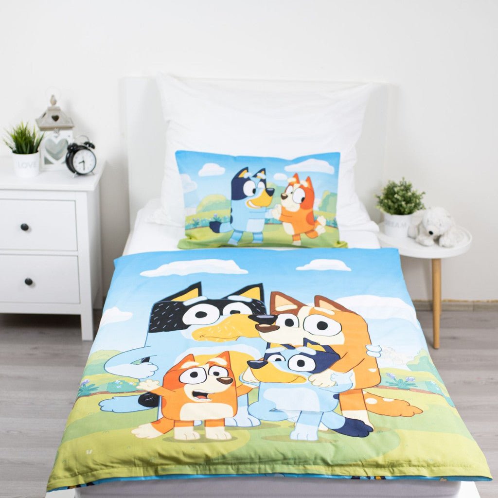 Bluey Happy Family -Set für Kindergarten Babybettwäsche-Set – 100 × 135 cm + 40 × 60 cm, Baumwolle